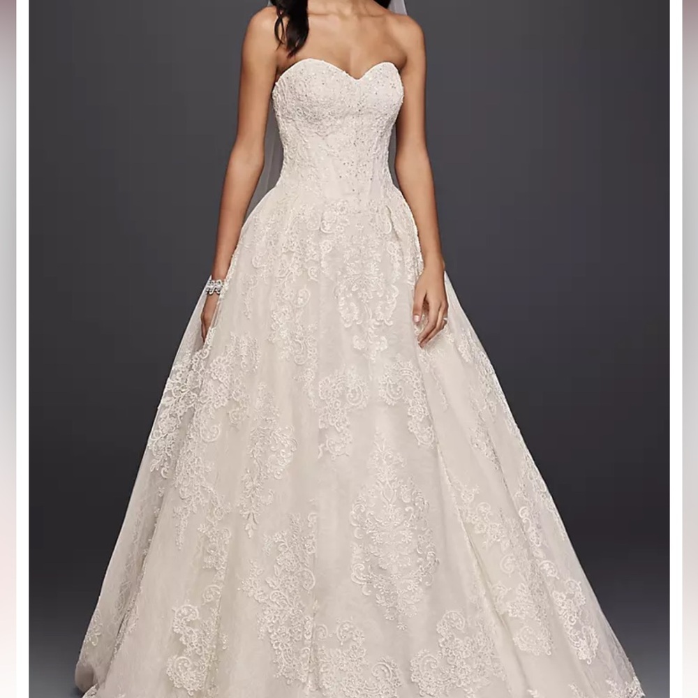 Oleg Cassini Wedding Ball Gown with Lace Appliques
STYLE# CWG749/ size 4